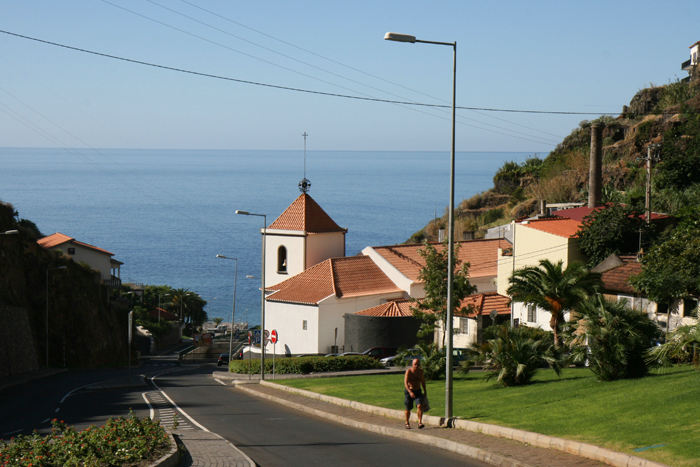 Calheta by ligger rigtig flot omkring en bjergslugt. Det går meget stejlt op nede fra havnen, og en del af byen ligger højt oppe på bjerget med en fantastisk udsigt.  