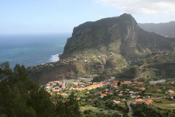Penha de Águia (Ørneklippen), der ligger mellem Faial og Porto da Cruz på nordkysten af Madeira. I forgrunden ses byen Faial.