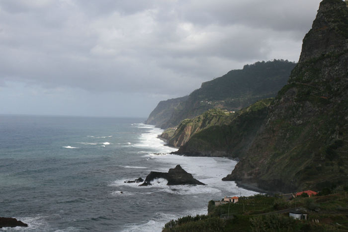 Den barske nordkyst af Madeira. Da vi forlod Calheta på sydkysten var det sol og stille, mens det på nordkysten var overskyet og blæsende.  