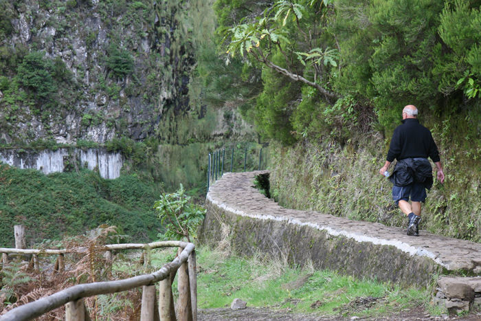 Fra en tur langs Levada do Risco. På nogle steder er den hugget ind i bjergvæggen, og der er lavet en kant af sten, som man kan gå på. Kort tid efter gik den ind i en tunnel, hvor vi ikke kunne gå. 