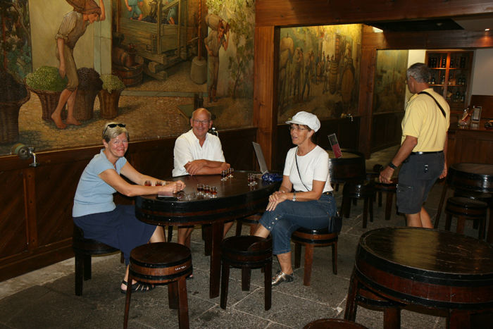 Der blev også lejlighed til at smage lidt på Madeiravinen. Her er vi på besøg hos Blandy’s i Funchal.