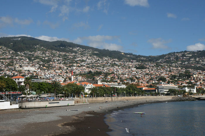 Udsigten ind over Funchal fra marinaen, hvor vi efter nogen tid fik en plads. Den ligger meget centralt.  