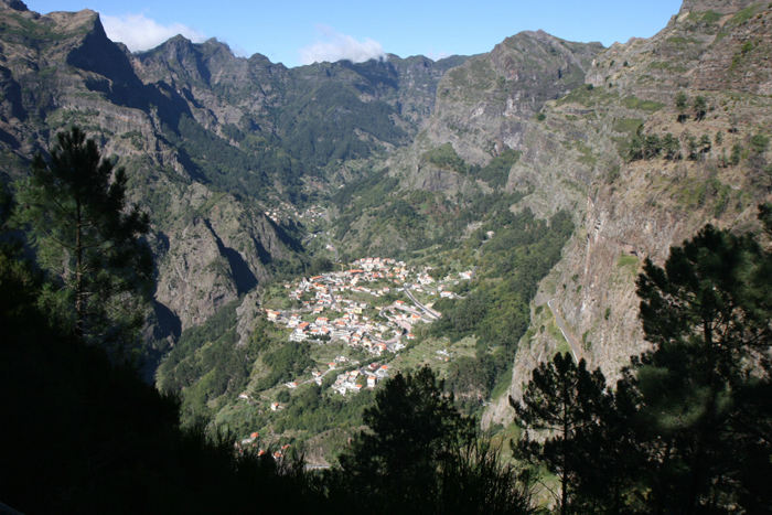 Udsigten fra Eira do Serrado ned over Curral das Freiras (Nonnernes dal).  