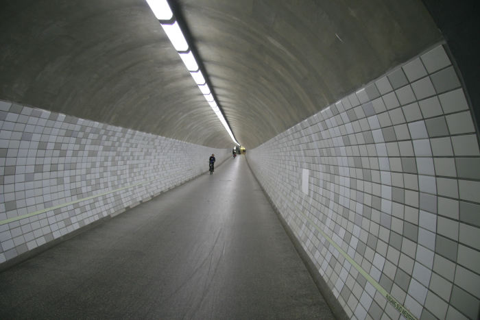 I Rendsburg er der en tunnel uder Kielerkanalen; den er 130 m lang og man kommer ned/op ved hjælp af en elevator eller en rullende trappe, som skulle være en af de længste i Europa. 
