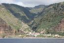 Sydkysten af Madeira er rigtig flot. Bjergene falder for det meste stejlt ned mod havet, men enkelte steder er der slugter, og her ligger de skønneste byer i læ for nordenvinden.