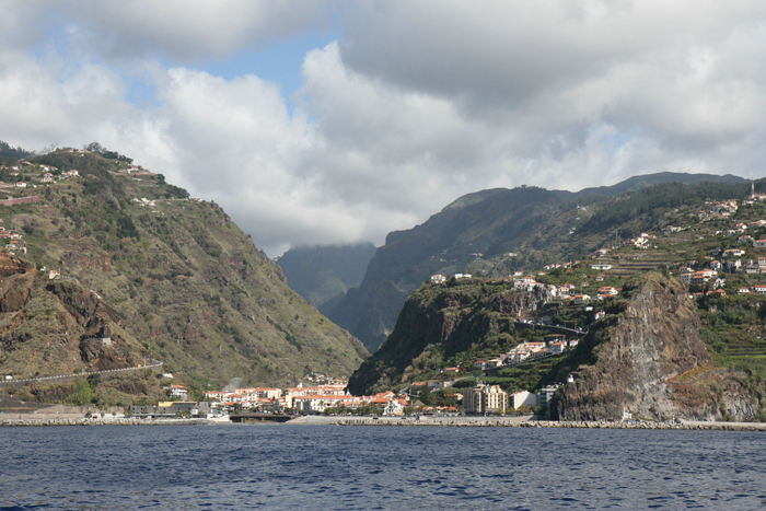 Ribeira Brava på sydkysten ligger i en bjergslugt, godt beskyttet. Vi sejlede forbi den på turen mellem Calheta og Funchal. 