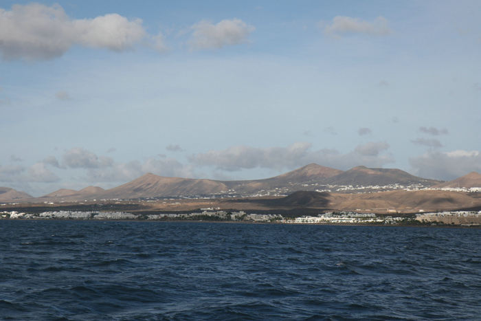 Det var et lidt specielt, men meget flot syn, der mødte os, da vi nærmede os Lanzarote. Alle de lave hvide huse med vulkanerne som baggrund.