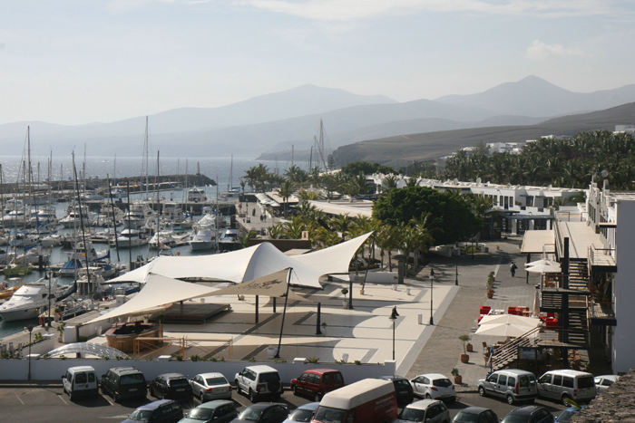 Vi valgte at gå ind til Puerto Calero, en rigtig fin havn, der ligger godt beskyttet og med de flotte vulkaner som baggrund. Der var meget roligt i Puerto Calero, ingen swell.