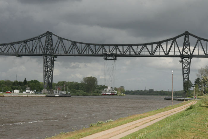 Der Eiffelturm des Nordens, som de kalder jernbanebroen i Rendsburg. Under broen hænger en færge, der sejler biler og passagerer gratis over kanalen.