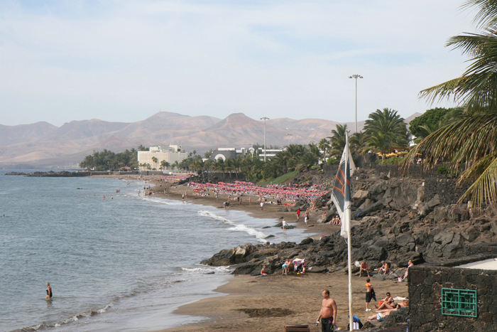 Der var rigtig gang i strandlivet på Lanzarote. Her stranden i Puerto del Carmen med alle de rød/blå parasoller.