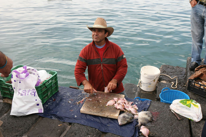 En af de lokale fiskere i Arrecife var lige kommet ind med dagens fangst og stod og gjorde fiskene i stand, efterhånden som han solgte dem. Der var mange forskellige slags fisk.