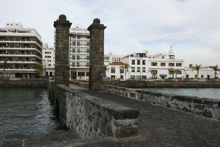 Nyt og gammelt mødes i Arrecife. Her et kik ude fra Castillo de San Gabriel, der i sin tid er anlagt for at beskytte havnen mod pirater, og ind mod de nye hoteller, der skyder op langs havnefronten.