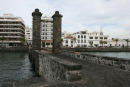 Nyt og gammelt mødes i Arrecife. Her et kik ude fra Castillo de San Gabriel, der i sin tid er anlagt for at beskytte havnen mod pirater, og ind mod de nye hoteller, der skyder op langs havnefronten.