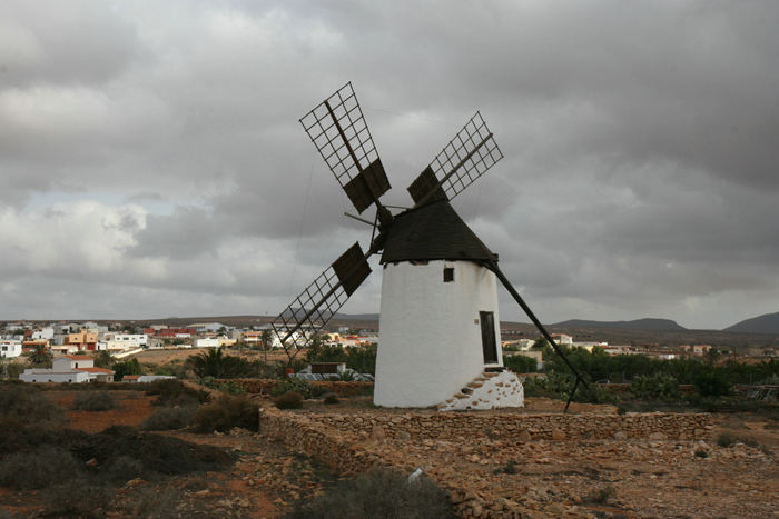 En af de gamle, restaurerede vindmøller i Valles de Ortega i nærheden af Antigua på Fuerteventura. 