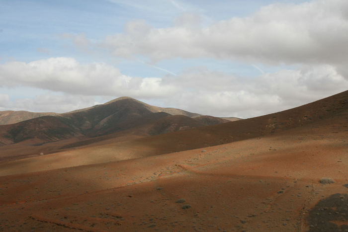 Farven og formerne på bjergene på Fuerteventura er lidt anderledes end dem, vi så på Lanzarote; de er mere gyldne og bløde i kurverne.