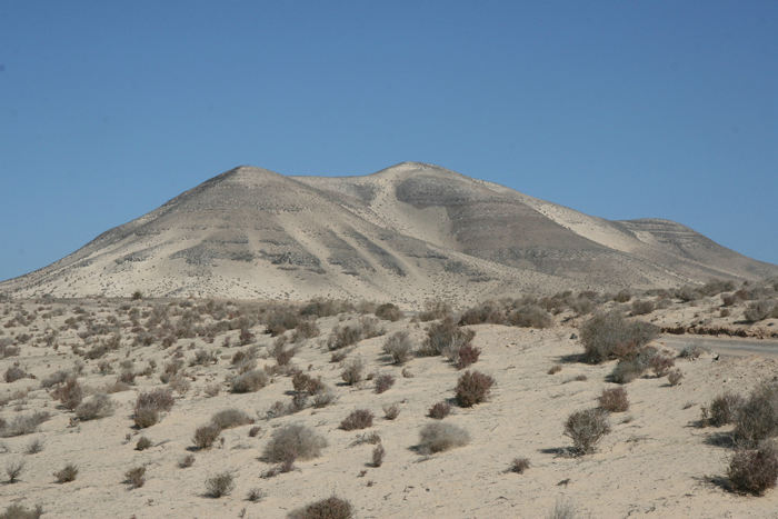 På den sydlige del af Fuerteventura er bjergene også delvist dækket af sand, der blæser op nede fra klitterne langs kysten.