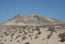 På den sydlige del af Fuerteventura er bjergene også delvist dækket af sand, der blæser op nede fra klitterne langs kysten.