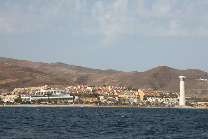 Den største samling af hoteller og ferielejligheder på Fuerteventura findes i Morro Jable. Her et kik ind på Playa del Matorral med nogle af hotellerne.