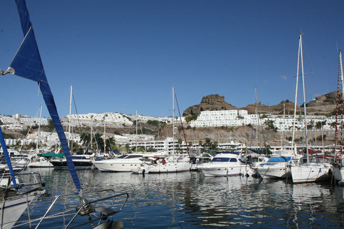 Puerto Rico – udsigten fra cockpittet ind over byen, der er bygget op ad bjergsiderne. Enkelte steder rager de flotte bjergtoppe op over hotellerne og ferielejlighederne.