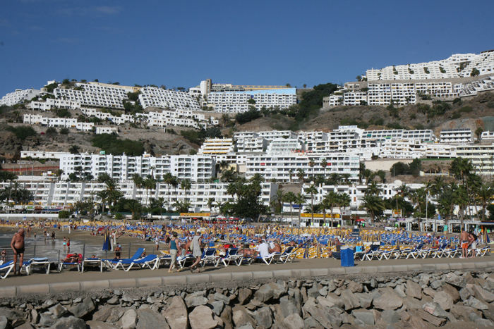 Playa de Puerto Rico kl. 10 om formiddagen sidst i november. Folk er begyndt at indtage liggestolene. Overalt, hvor det er muligt at bygge, er der opført lejligheder eller hoteller. 