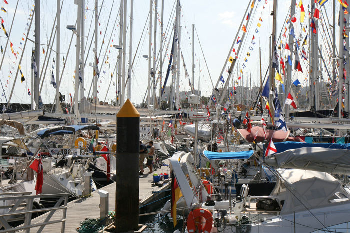 En af de mange broer i lystbådehavnen i Las Palmas de Gran Canaria, 2 dage før starten på ARC 2008. Det var et festligt syn, og der var heftig aktivitet på bådene. 