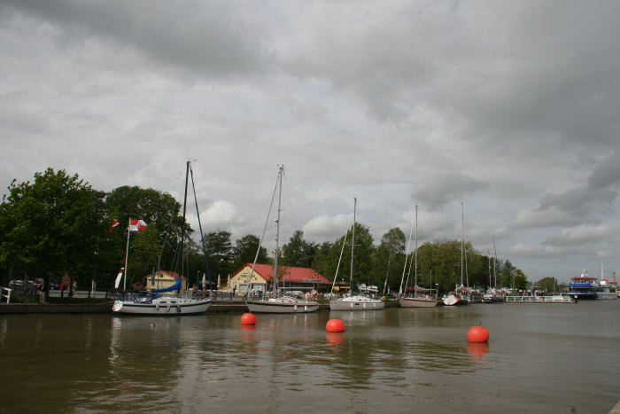 Endelig lovede de bedring i vejret, så vi sejlede til Brunsbüttel for at være klar. Der var rigtig god plads i Brunsbüttel; her ligger Nausikaa og S/Y Drivert fortøjet langskibs i den næsten tomme havn. 