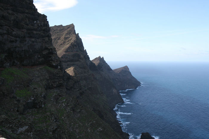 Et kik sydpå fra Mirador de Balcón ned langs Gran Canarias vestkyst. Det er en meget stejl og barsk kyststrækning. Vejen var hugget ind i bjergene. 