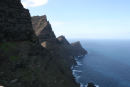 Et kik sydpå fra Mirador de Balcón ned langs Gran Canarias vestkyst. Det er en meget stejl og barsk kyststrækning. Vejen var hugget ind i bjergene. 