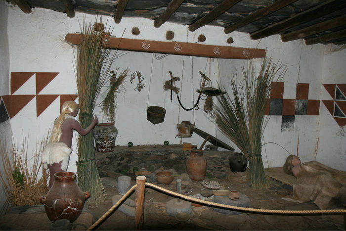Et hus/hytte i frilandsmuseet Mundo Aborigen. Det var kun ’overklassen’, der boede så fint og måtte gå med langt hår.   