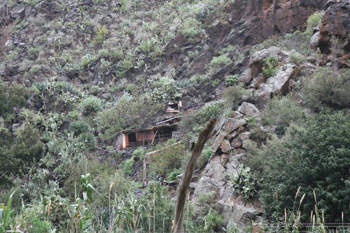 Inde i Barranco de Guayadeque har guanchaerne (de oprindelige beboere) boet i huler inde i bjergene. Det er blevet in at bo i disse huler, så mange af dem er beboet.  