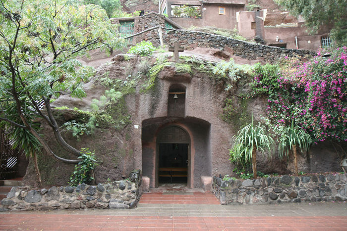Kirken inde i Barranco de Guayadeque er lavet i en hule inde i bjerget. Der ligger restauranter og boliger i hulerne rundt om kirken.   