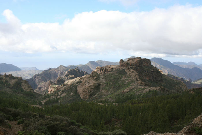 Udsigten oppe fra Roque Nublo var imponerende. Det var overskyet og diset, da vi var på vej op; men det klarede op, da vi nåede toppen, og solen brød igennem.