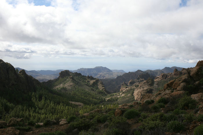 Udsigten fra Roque Nublo, der er det næsthøjeste punkt på Gran Canaria. Klippen ligger midt på øen, og vi kunne skimte vandet ude mod vest.