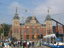 Centraal Station i Amsterdam. Banegården stod færdig i 1889 og facaden er holdt i hollandsk renæssancestil. Uret til venstre er ikke et normalt ur - det viser vindretningen.