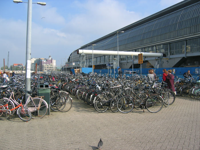 Cykelparkering ved færgelejet lige uden for Centraal Station i Amsterdam. Der er cykler, mange cykler, overalt hvor vi færdes, og det er med at se sig for, ellers bliver man kørt ned.