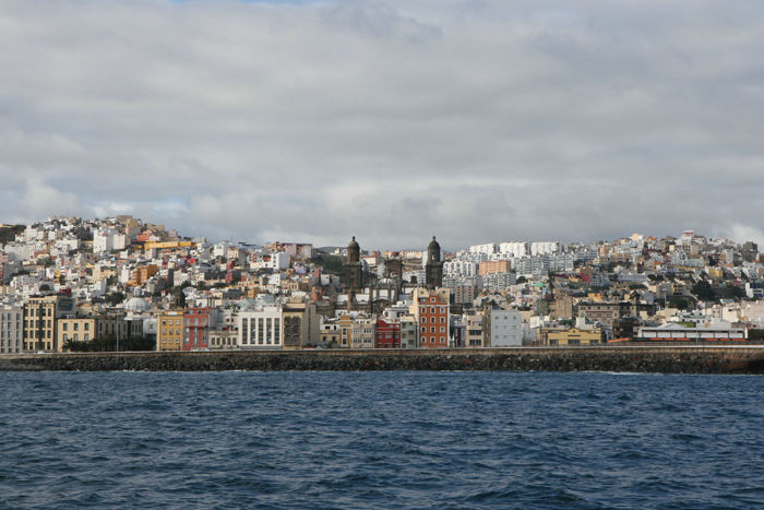 Las Palmas de Gran Canaria set ude fra vandet. I midten af billedet ses de to tårne på Catedral de Santa Ana. Påbegyndt i 1500, den første katedral bygget uden for Europa.
