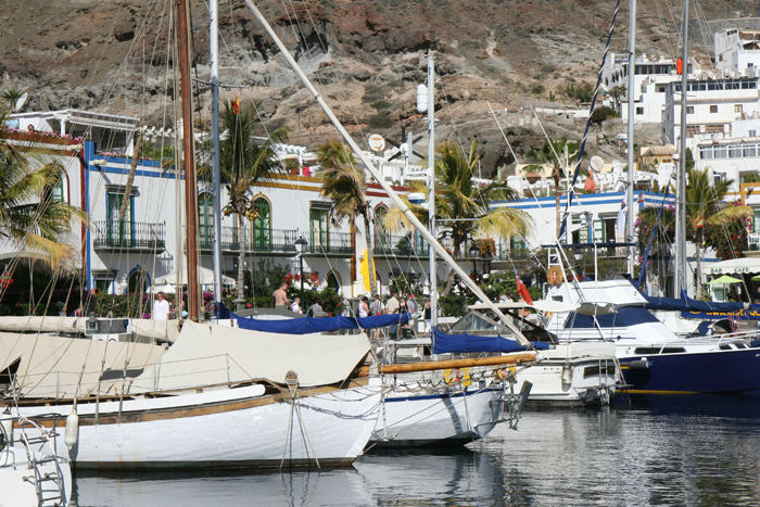 Puerto Mogán er en rigtig hyggelig havn med beboelse og ferielejligheder langs kajen. Den ligger meget flot nede i en slugt.