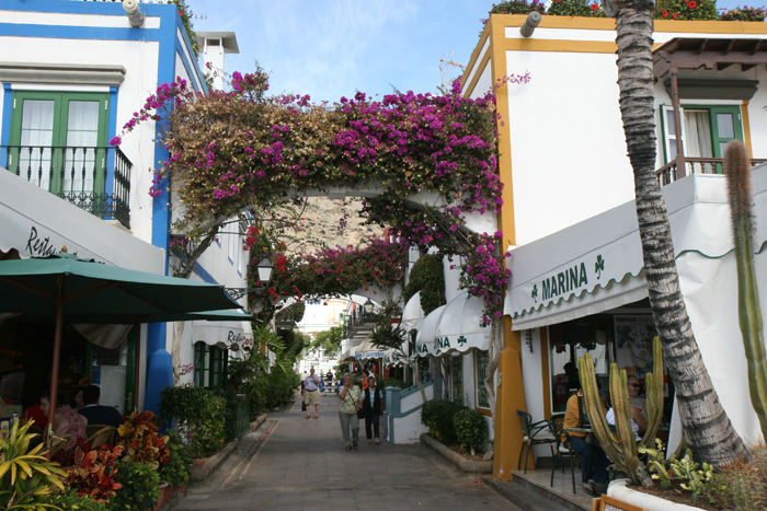 Der er gjort meget ud af udsmykningen i Puerto Mogán. Der er plantet palmer og blomster overalt og bougainvillaer hænger tværs over de smalle stræder.