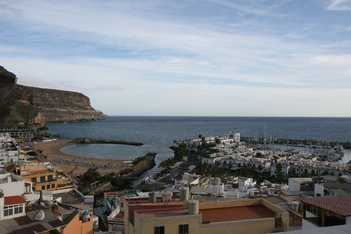 Puerto Mogán set oppe fra bjergsiden. Den nye del med marinaen og den omliggende bebyggelse ses til højre i billedet.
