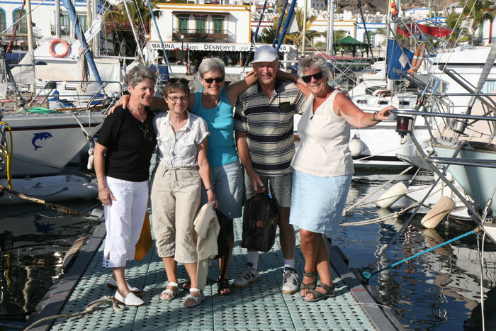 I Puerto Mogán havde vi frokostgæster ombord på Nausikaa. Her ses Sigrid, Åse, skipperinden, Knud og Esther.