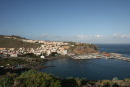 San Sebastian de La Gomera set oppe fra bjerget syd for havnen. De gule bøjer afmærker sejlergaden, man skal følge ind til marinaen for at komme fri af færgerne, når de vender.