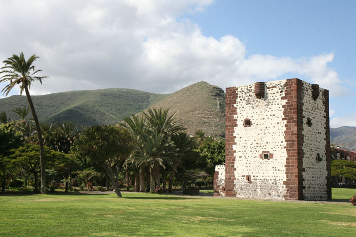 Torre del Conde, der ligger i parken ud mod havnen. Det blev bygget i 1400 tallet som beskyttelse mod guancherne – de indfødte. Det kom i brug under oprøret i 1488.