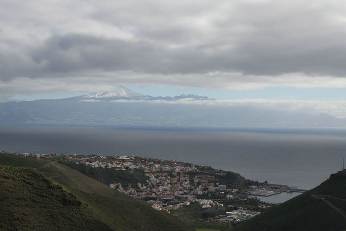 San Sebastian de La Gomera set oppe fra vejen til Valle Gran Rey. Det var lidt skyet den dag, men læg mærke til Teide på Tenerife.