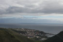 San Sebastian de La Gomera set oppe fra vejen til Valle Gran Rey. Det var lidt skyet den dag, men læg mærke til Teide på Tenerife.