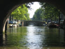 Der er mange kanaler i Amsterdam og en af de nemme måder at se Amsterdam på, er at tage en kanalrundfart. Her et kik op ad Reguliersgracht med de 7 buede stenbroer. 