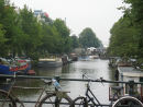 En af kanalerne i Amsterdam. Der ligger husbåde fortøjet langs kajen i de fleste af kanalerne. Der er vand, el og kloakinstallationer på kajen, som bådene er tilsluttet.