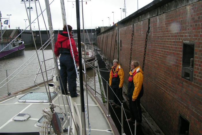 Tilbage til Brunsbüttel, hvor vi kom til i sidste rejsebrev. Det trak lidt ud med det gode vejr, men efter et par dage lovede de, at det ville komme, så vi besluttede at gå gennem slusen til Cuxhaven. (foto Jørn S/Y Drivert).