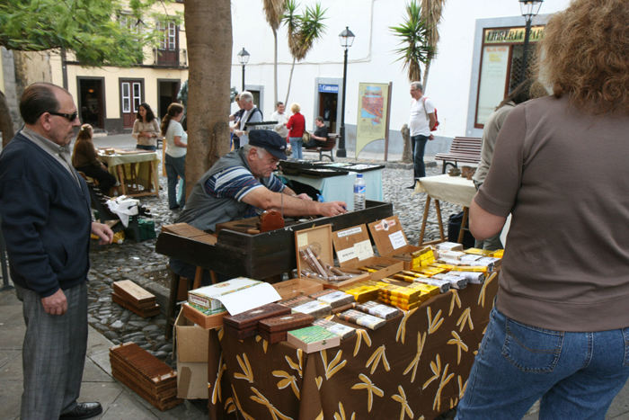 Når krydstogtskibene lagde til i Santa Cruz de La Palma, rykkede cigarrullerne og andre handlende ud på de små torve. Der er mange, der ryger cigar på La Palma.