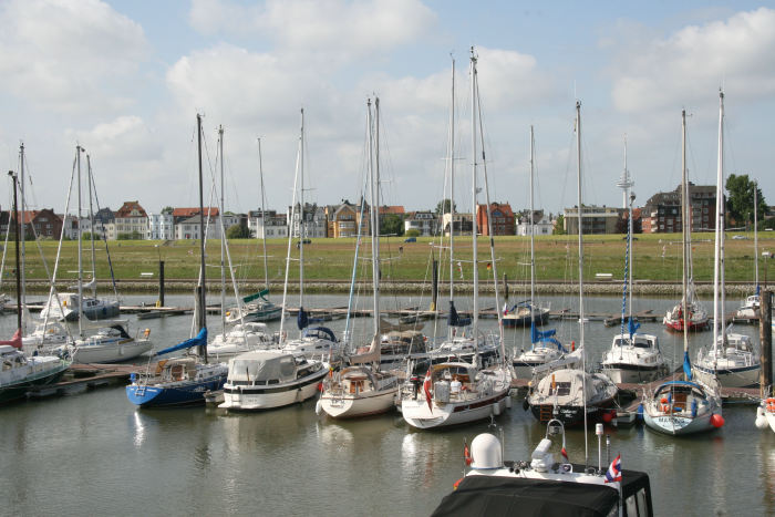 Nausikaa fortøjet i Cuxhaven. Det var solskin, men det var også det eneste gode, der var at sige om vejret. De lovede fortsat hård V-lig vind i Nordsøen, så vi blev i havn.