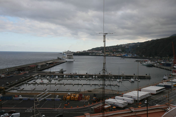 Marina La Palma er under ombygning. Det er en meget urolig havn at opholde sig i. Om det er på grund af ombygningen eller uroen, at der ikke er flere både, vides ikke. 